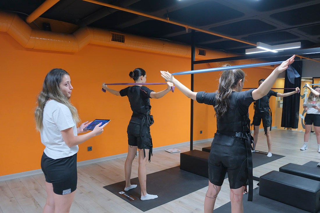 EMS ve Fonksiyonel Fitness: Elektromiyostimülasyonun Gündelik Yaşam Performansına Etkisi